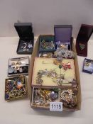 A mixed lot of assorted costume jewellery.