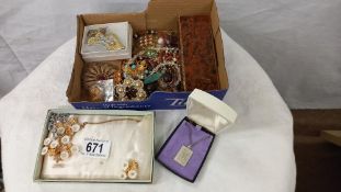 A mixed lot of costume jewellery