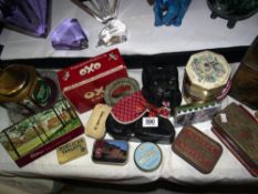 A quantity of vintage tins