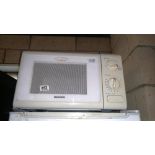 A Daewoo 800W microwave COLLECT ONLY