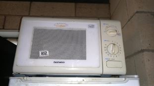 A Daewoo 800W microwave COLLECT ONLY