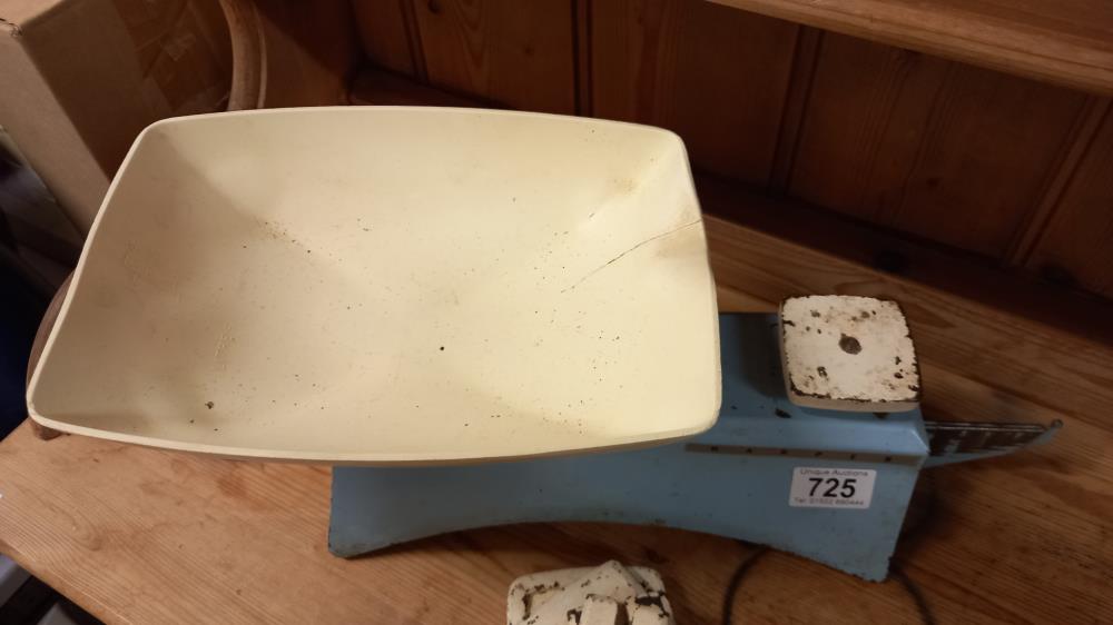 A vintage kitchen scales - Image 3 of 3