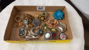 In excess of 20 vintage brooches