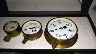 2 pressure gauges and 1 vacuum gauge