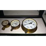 2 pressure gauges and 1 vacuum gauge