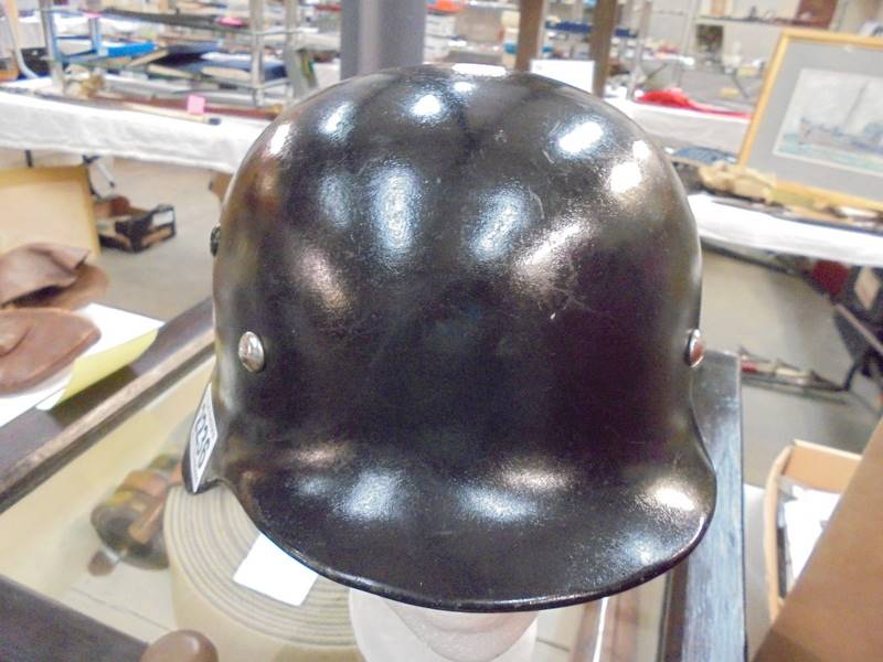 A WWII German artillery helmet 3592, ET62. - Image 2 of 3