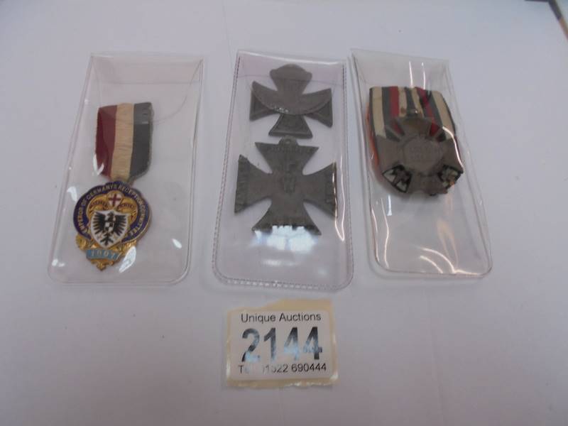 A 1914/18 German medal, two iron crosses and a 1907 German medal.