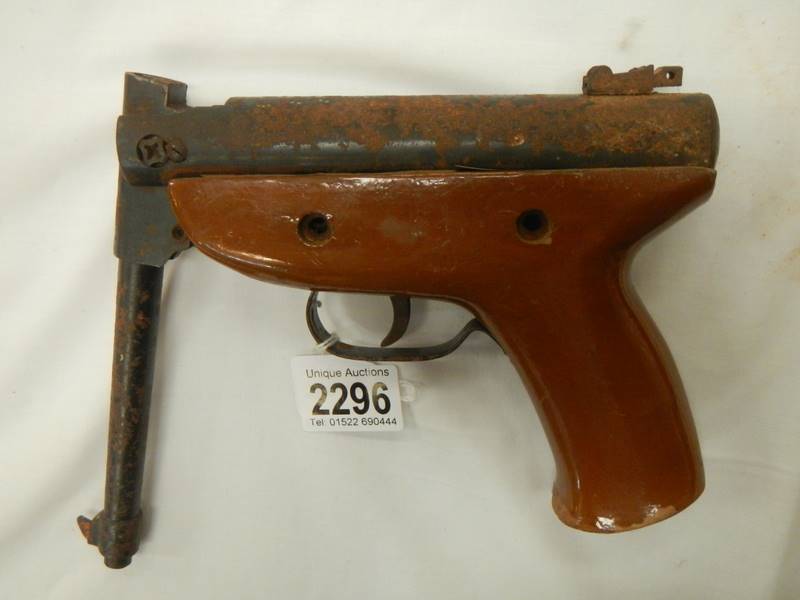 An old air pistol. - Image 2 of 2