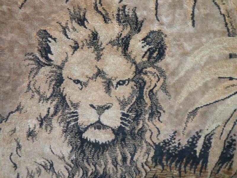 An old tapestry featuring a lion, 177 x 118 cm. - Image 2 of 2