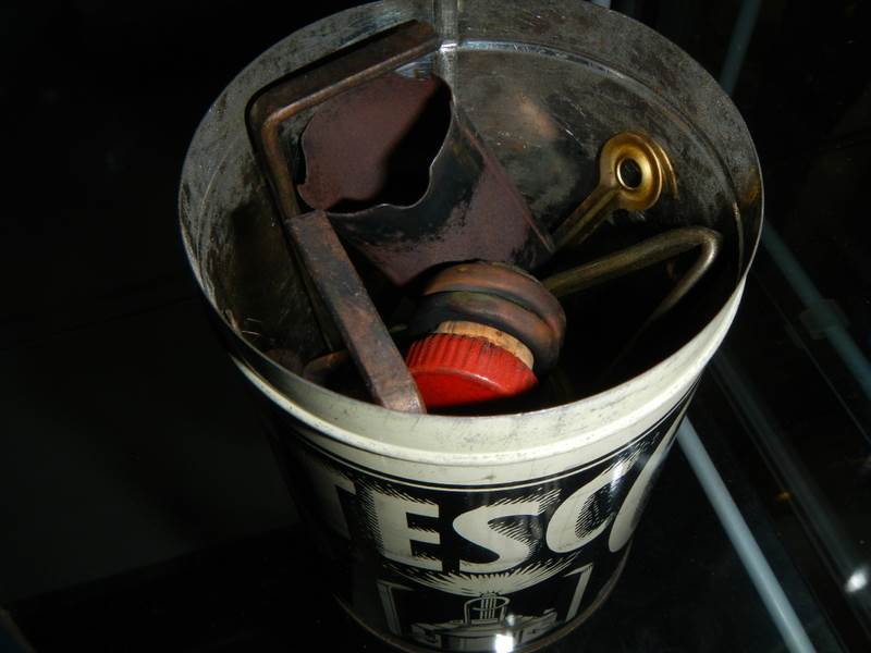 A Stesco Hikers Stove in original tin and another stove also in original tin. - Bild 3 aus 3