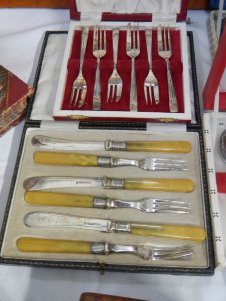 A quantity of cased cutlery sets. - Image 4 of 4