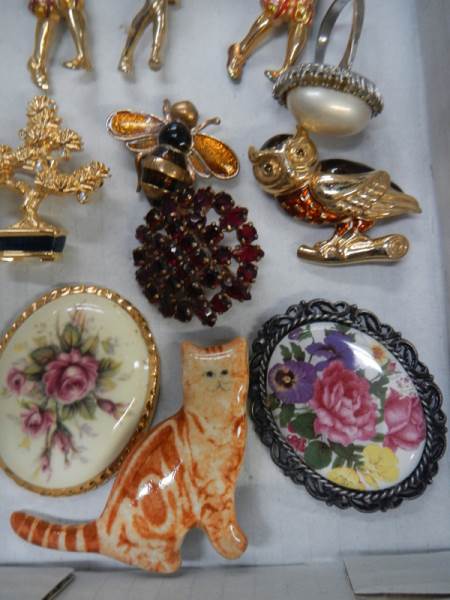 A quantity of vintage brooches. - Image 3 of 3