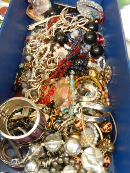 A mixed lot of costume jewellery. - Image 2 of 3