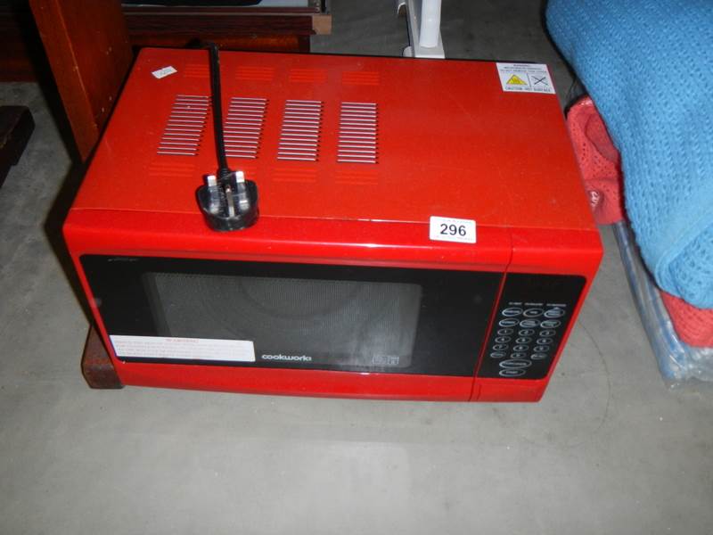 A red Cookworks microwave oven. COLLECT ONLY. - Bild 2 aus 3