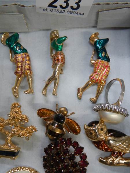 A quantity of vintage brooches. - Image 2 of 3