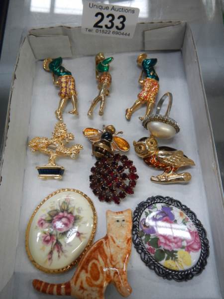 A quantity of vintage brooches.