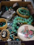 A mixed lot of costume jewellery.