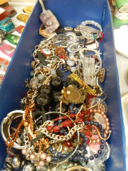 A mixed lot of costume jewellery. - Image 3 of 3