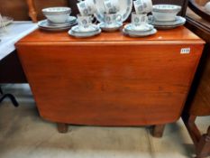 A 1930's oak gateleg table COLLECT ONLY