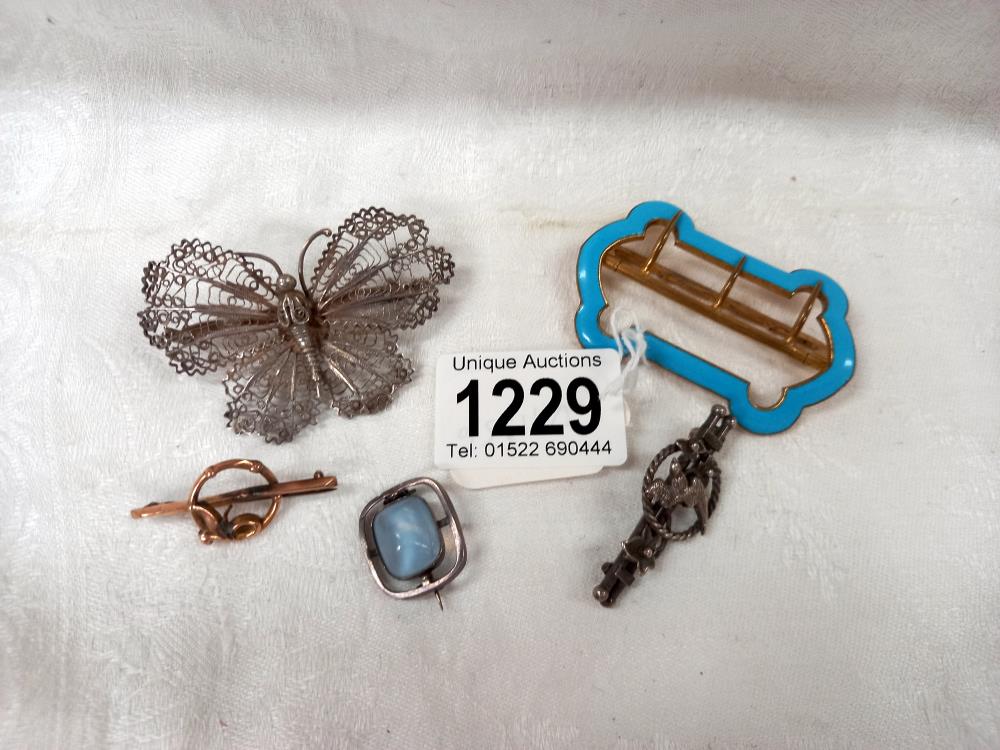 A collection of late 19th and early 20th century jewellery to include a Victorian 9ct gold brooch, a