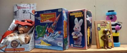 Thunderbirds Christmas crackers (unopened), Duracell drumming Bunny & singing Womble (working