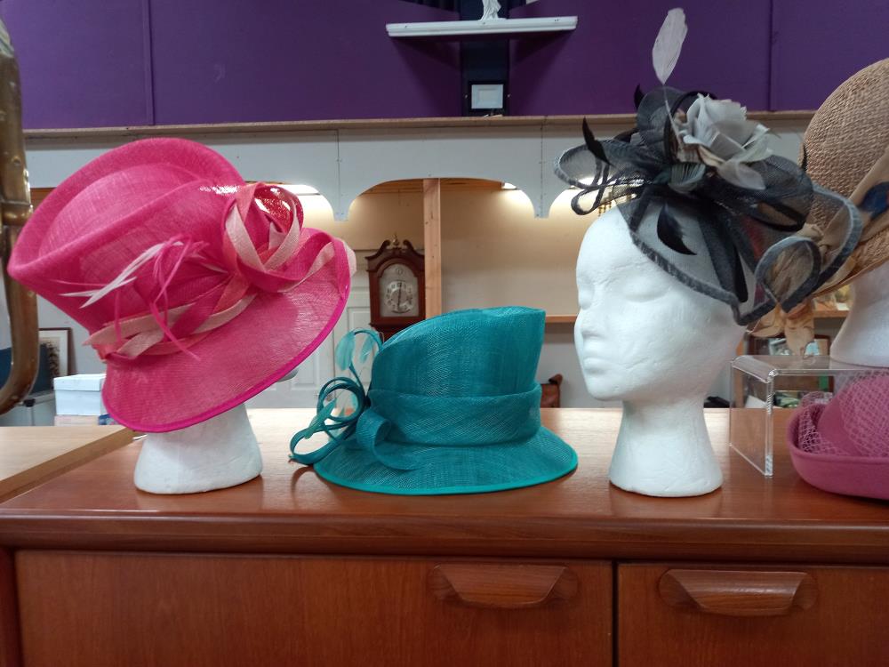 6 vintage ladies hats & a fascinator (heads not included) COLLECT ONLY - Image 2 of 3