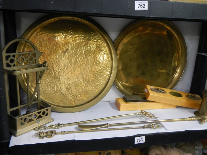 A mixed lot of brass ware. COLLECT ONLY. - Bild 2 aus 2