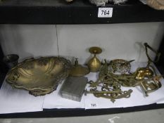 A mixed lot of brass and other metalware.