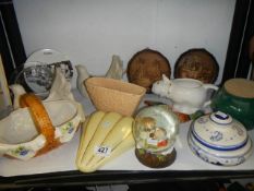 A mixed lot of ceramics. COLLECT ONLY.