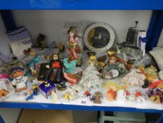A mixed lot of dolls and toy figures.