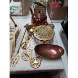 A vintage electric copper kettle including brassware, trivet & horse brasses COLLECT ONLY