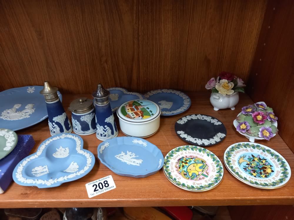 A mixed lot including Villeroy and Boch trinket pot, Wedgwood etc - Image 3 of 3