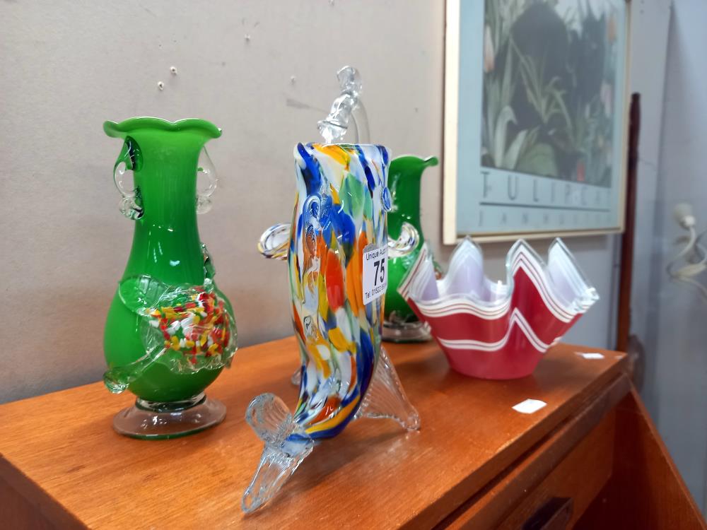 5 pieces of coloured art glass including handkerchief bowl, Romanian glass fish vase, basket etc - Image 2 of 3