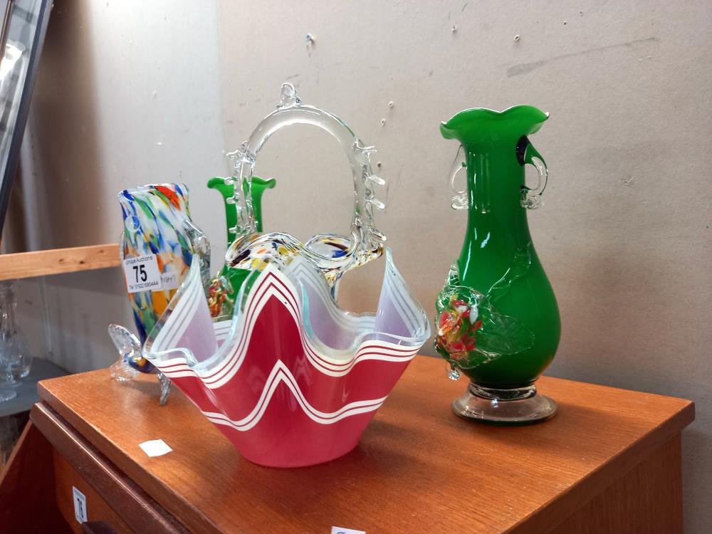 5 pieces of coloured art glass including handkerchief bowl, Romanian glass fish vase, basket etc - Image 3 of 3