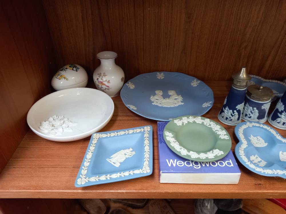 A mixed lot including Villeroy and Boch trinket pot, Wedgwood etc - Image 2 of 3