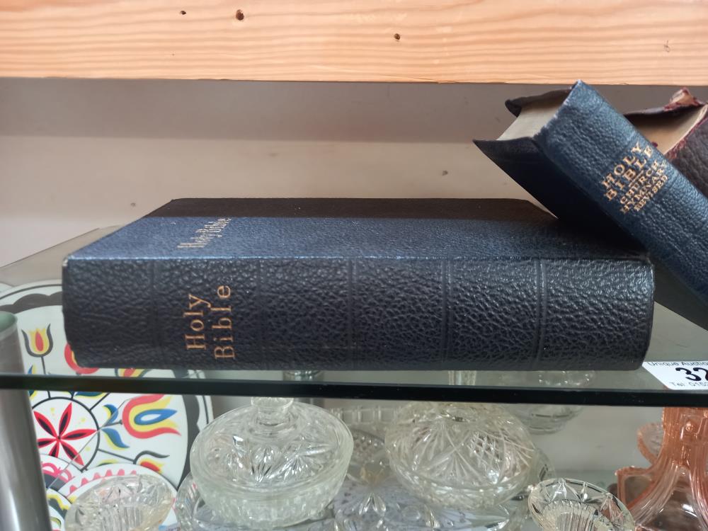 A quantity of Bibles - Bild 2 aus 3