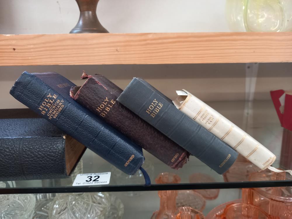 A quantity of Bibles - Bild 3 aus 3