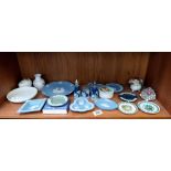 A mixed lot including Villeroy and Boch trinket pot, Wedgwood etc
