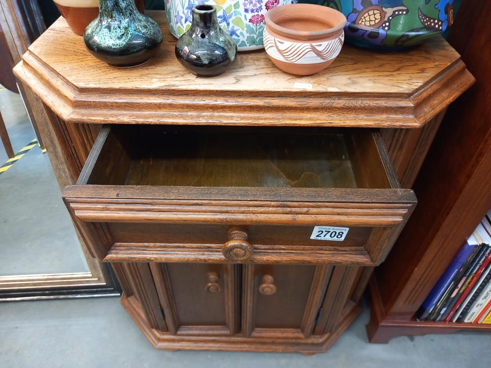 An oak veneered 2 door, 1 drawer cupboard COLLECT ONLY - Image 2 of 3