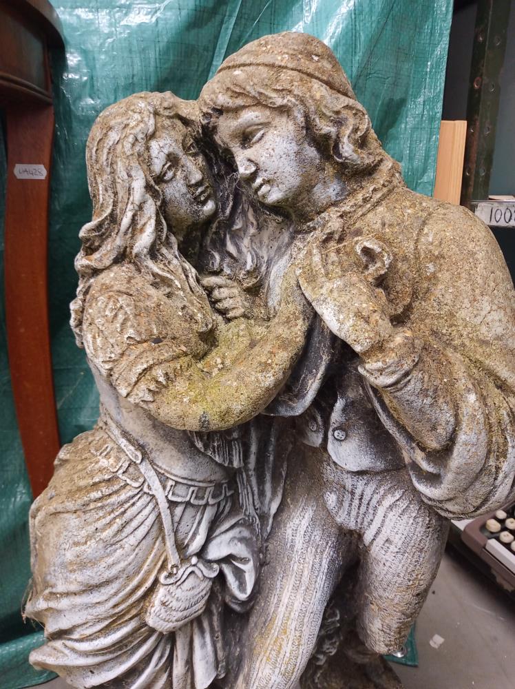 A stone Romeo and Juliet garden statue Collect Only - Image 2 of 2