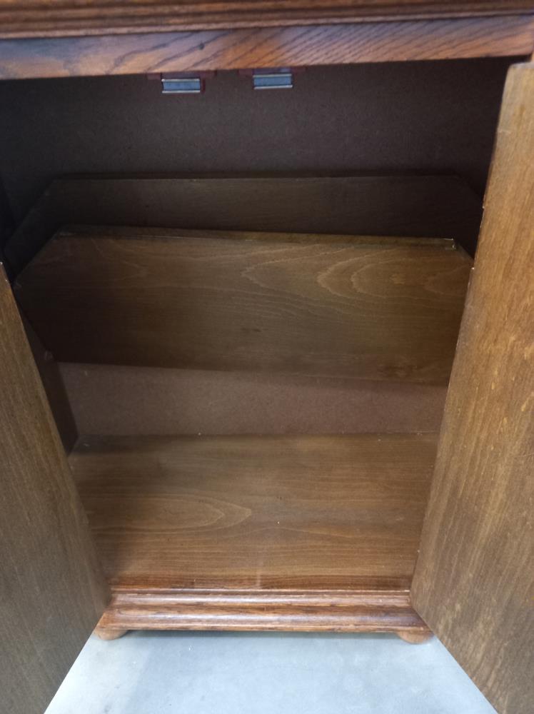 An oak veneered 2 door, 1 drawer cupboard COLLECT ONLY - Image 3 of 3