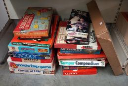 A good lot of vintage games, completeness unknown COLLECT ONLY