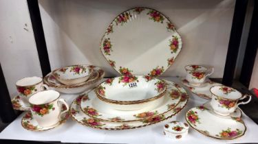 18 pieces of Royal Albert Old Country Roses (small bowl, soup bowl & sandwich plate with cup on