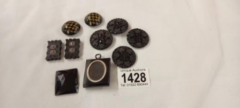 A Victorian mourning pendant and various buttons