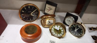 A quantity of vintage clocks