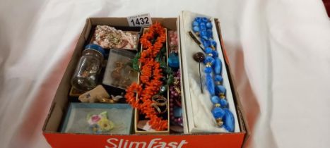 A mixed lot of costume jewellery