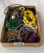 A quantity of costume jewellery