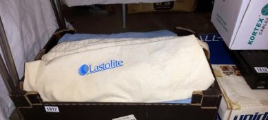 A light blue lastolite back drop screen with carry bag (2.55 meters x 7 meters, colour type Buenos
