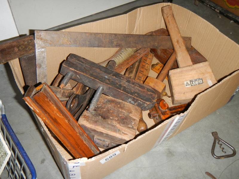 A box of vintage carpenters tools. - Image 2 of 2