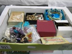 A mixed lot of assorted costume jewellery.